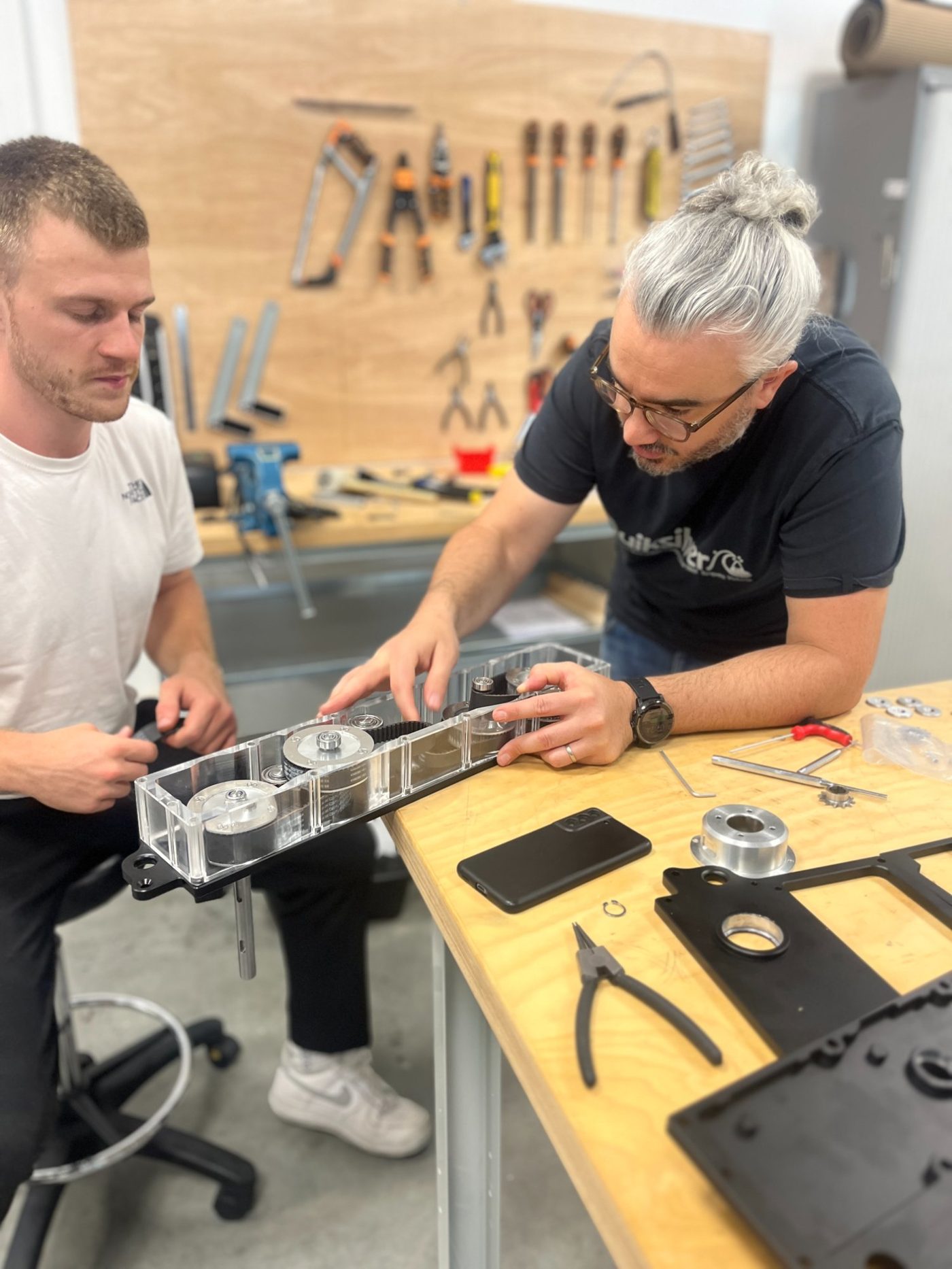 Inspection du carter transparent en atelier