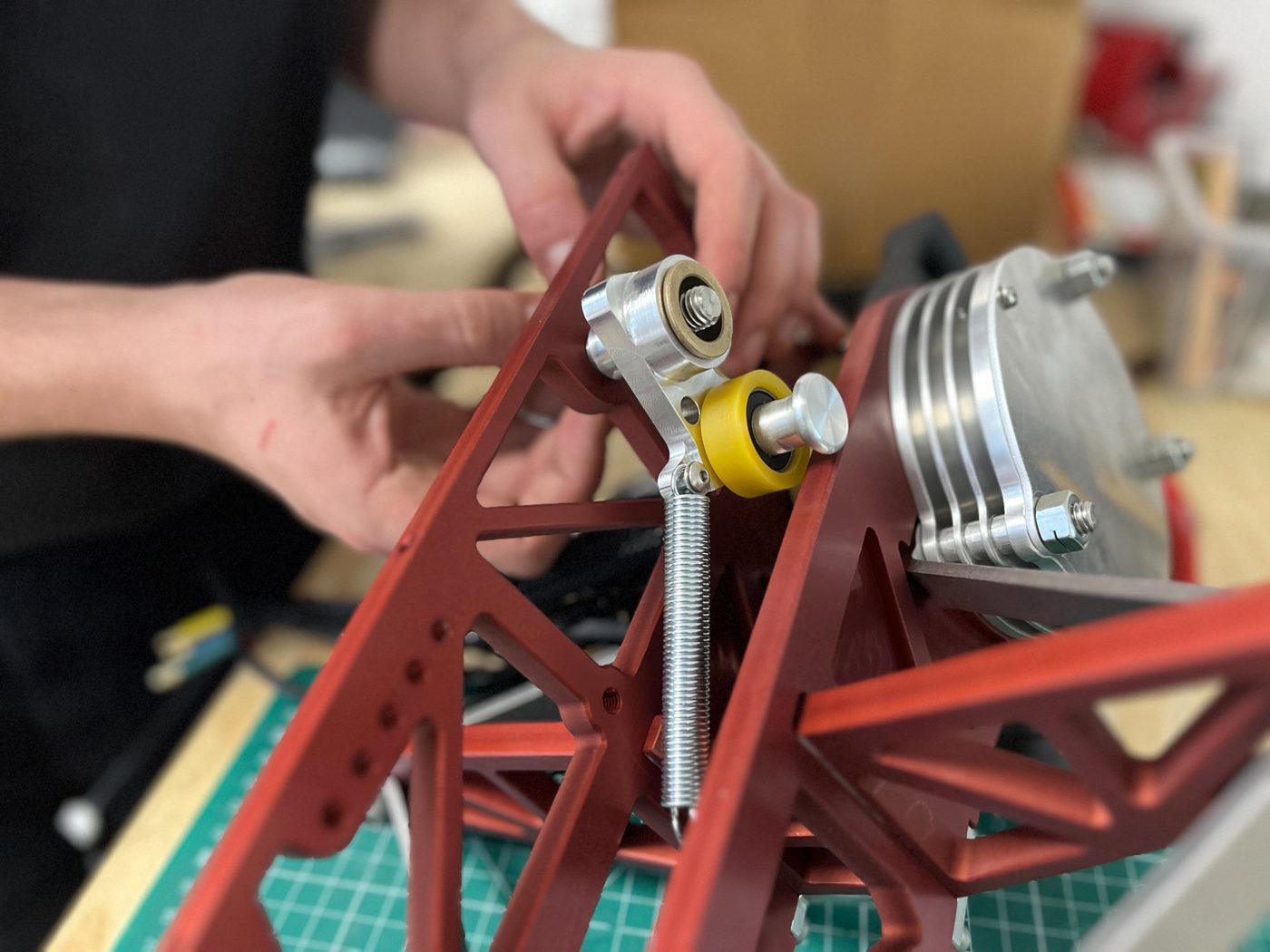 Assemblage châssis rouge en atelier