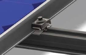 Installation des panneaux Invisimount sur toiture résidentielle
