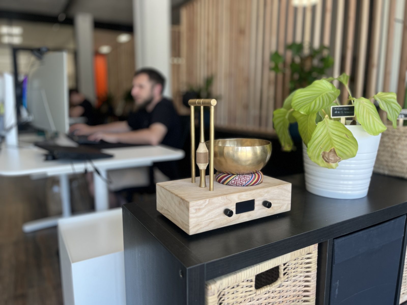 Shanti Bowl — horloge à bol tibétain sur bureau, design bois et laiton
