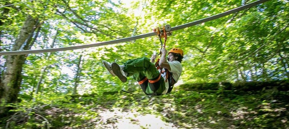 SlalomFly 3 en action — descente en forêt sur rail tubulaire