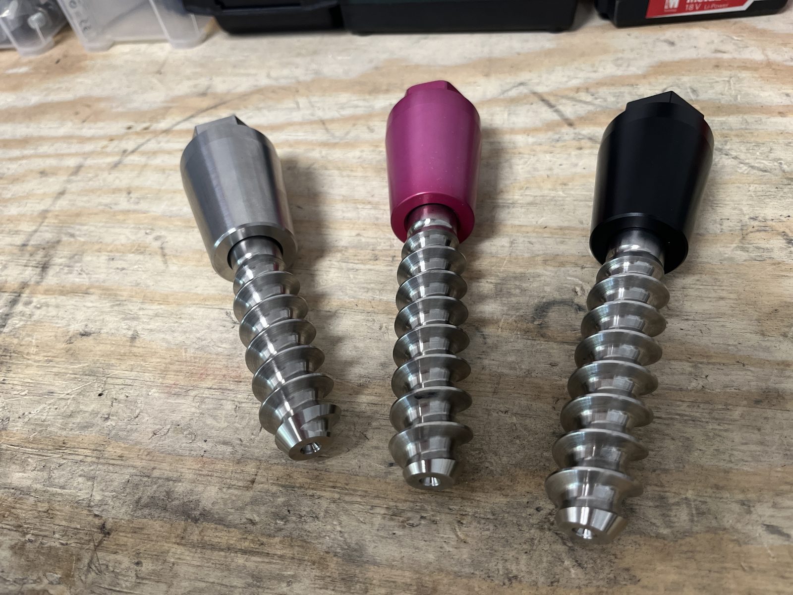 Prototypes Uniclou — trois variantes du tirefond innovant