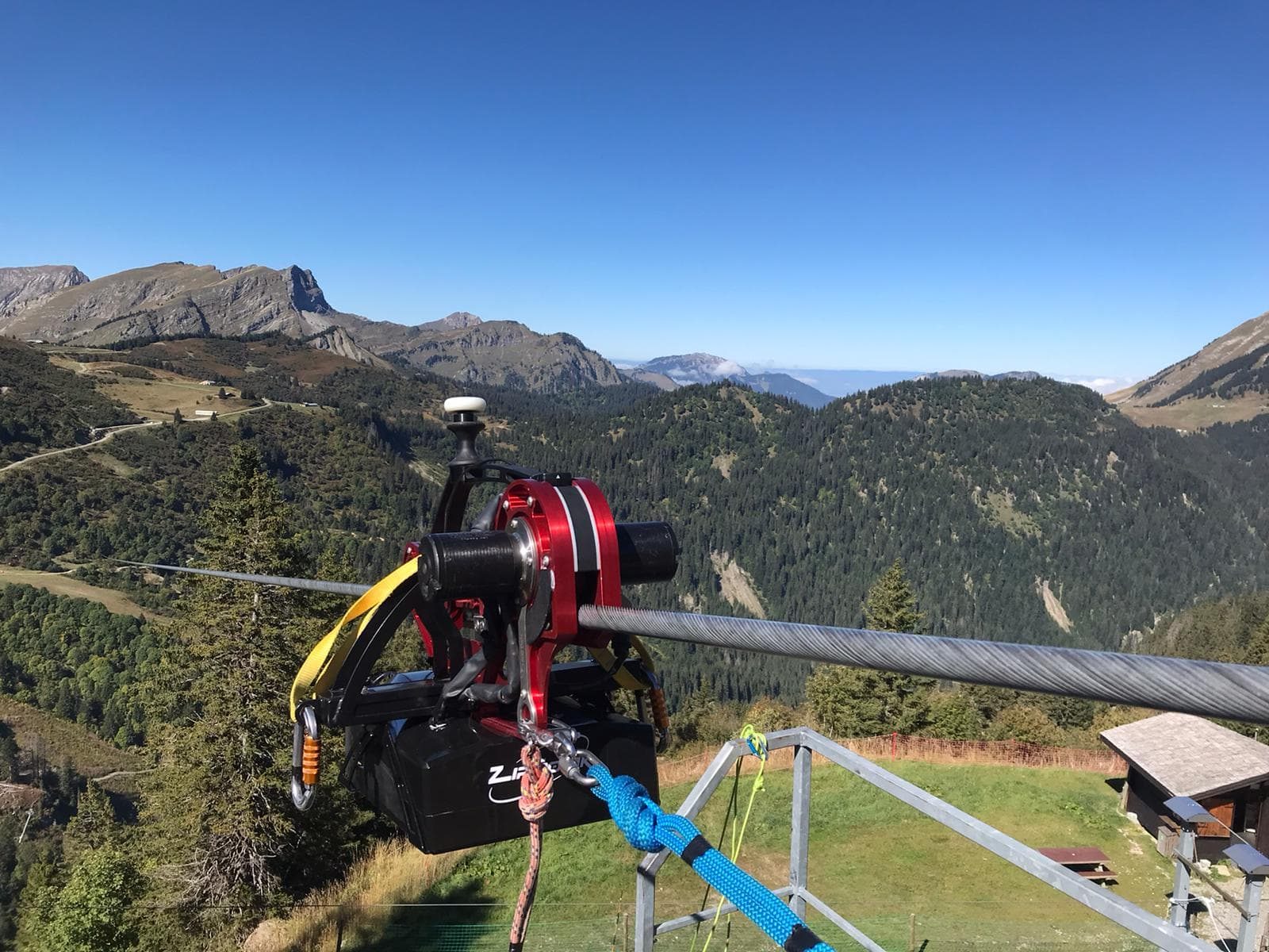 Chariot Ziptronik sur câble de tyrolienne en montagne